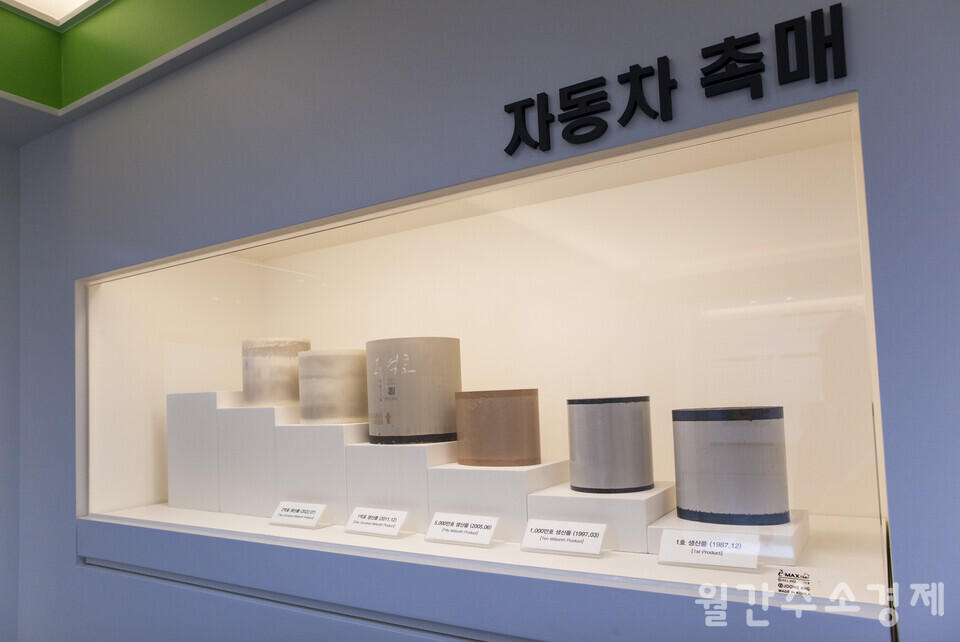 희성촉매 본사 전시장에 자동차 촉매 제품이 진열돼 있다. 