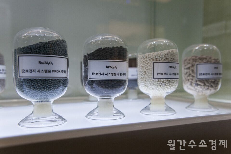 도시가스를 연료로 하는 연료전지시스템에 들어가는 개질기용 촉매들이 전시되어 있다.