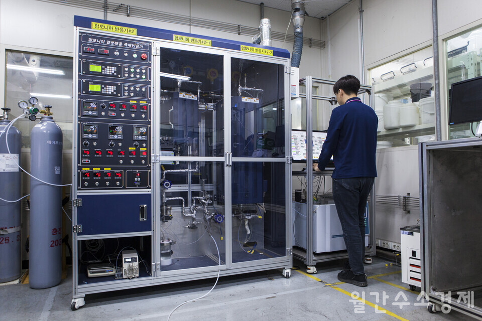 화학촉매 반응실험실에서 암모니아 열분해 촉매 반응기로 촉매 성능 테스트를 진행하고 있다. 