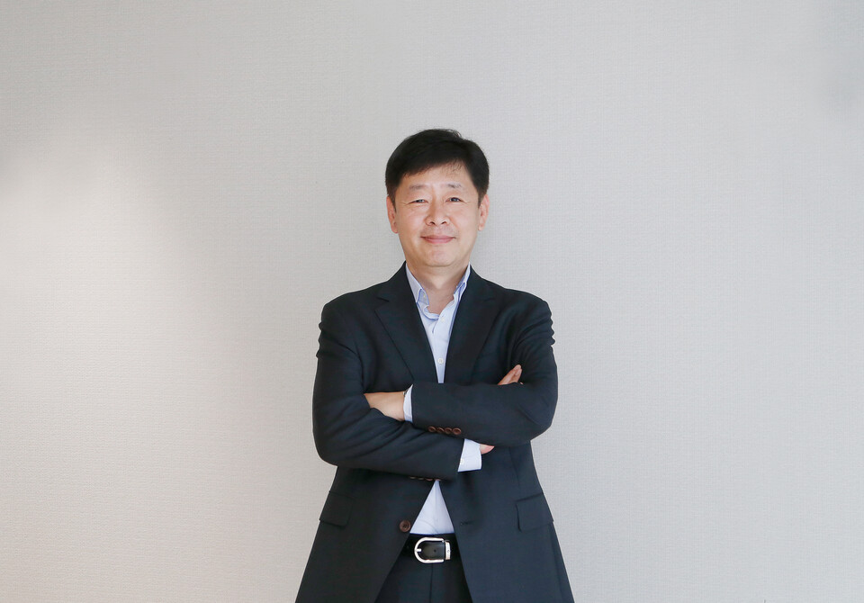 문상요 SK E&S 수소부문장이 ‘토토 사이트’와의 인터뷰를 마치고 사진촬영을 위해 포즈를 취하고 있다.