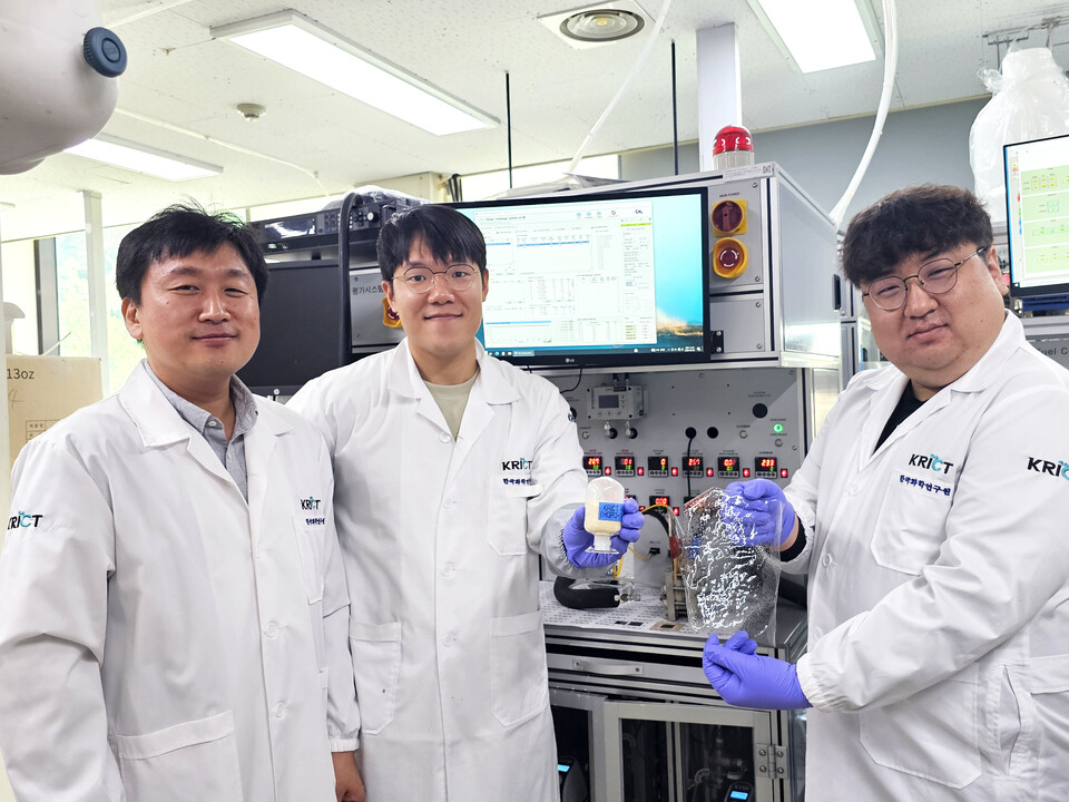 음이온교환 소재(HQPC-TMA)를 개발한 화학연 연구진으로 왼쪽부터 이장용 박사, 김성준 박사, 양석환 박사과정이다.(사진=한국화학연구원)
