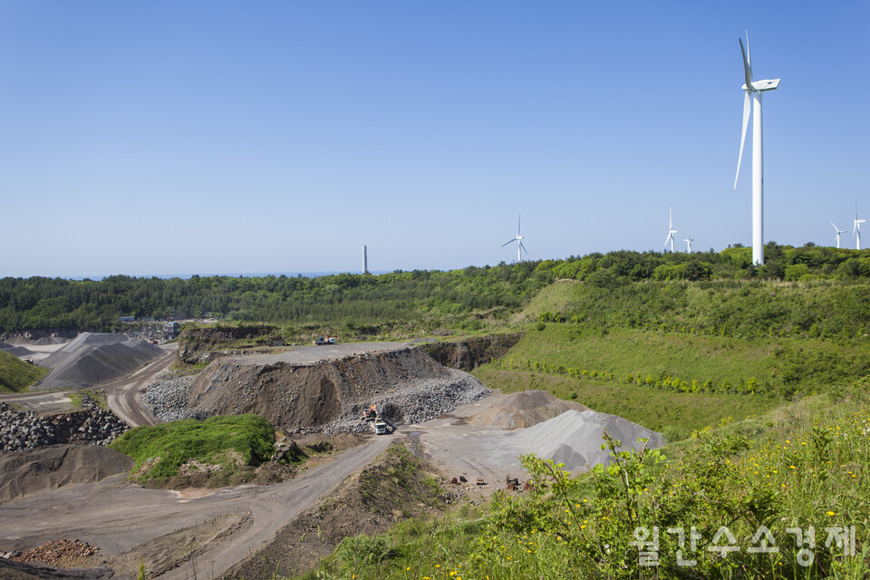 12.5MW급 그린수소 생산 실증 단지 예정지. 오른쪽은 동복·북촌풍력발전단지.