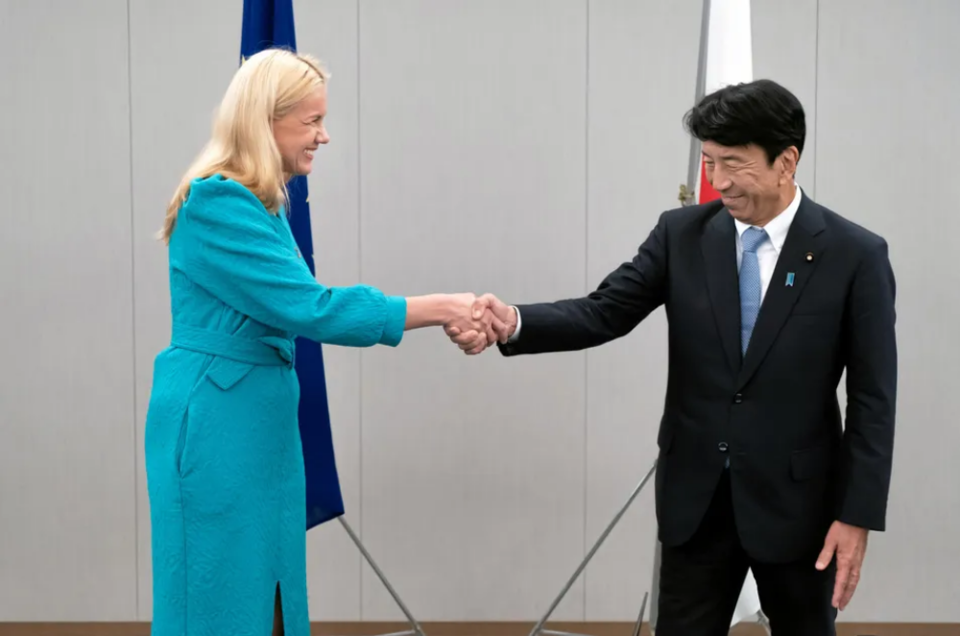카드리 심슨 EU 에너지 담당 집행위원과 사이토 켄 일본 경제산업부 장관이 일본 도쿄에서 열린 고위급 수소 비즈니스 포럼에서 악수를 하고 있다.(사진=EU 집행위원회)