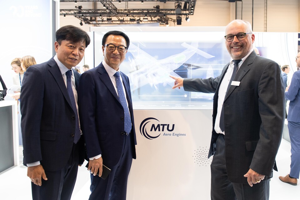 왼쪽부터 비나텍의 정한기 CTO, 성도경 CEO, 바나비 로우 MTU Flying Fuel Cell 수석 엔지니어.(사진=비나텍)