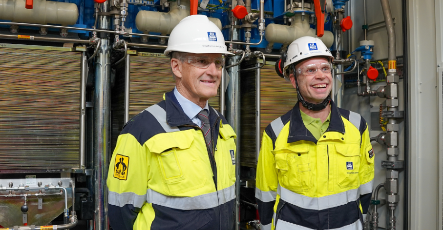 스토레 노르웨이 총리와 홀세터 야라 CEO가 노르웨이 헤뢰야 산업단지의 수소·암모니아 플랜트를 방문했다.(사진=야라) 