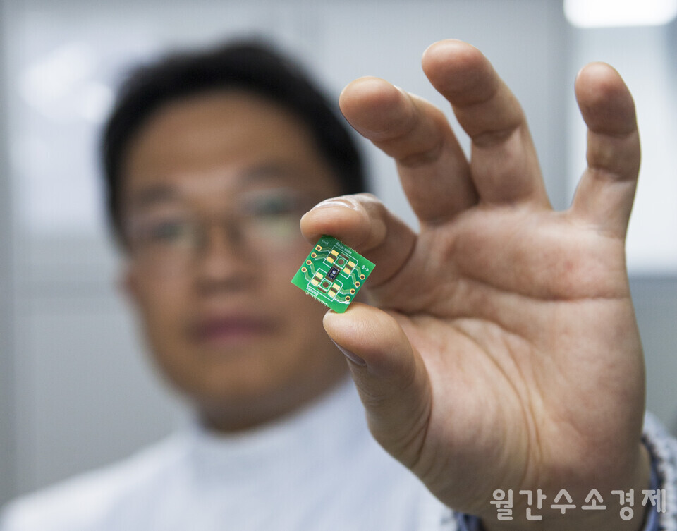 이너센서의 강문식 대표가 열전도도 방식 MEMS 수소센서인 ‘하이드로볼텍스’ 테스트용 기판을 한손에 들고 있다. 한가운데 까만 부분이 MEMS 소자다.