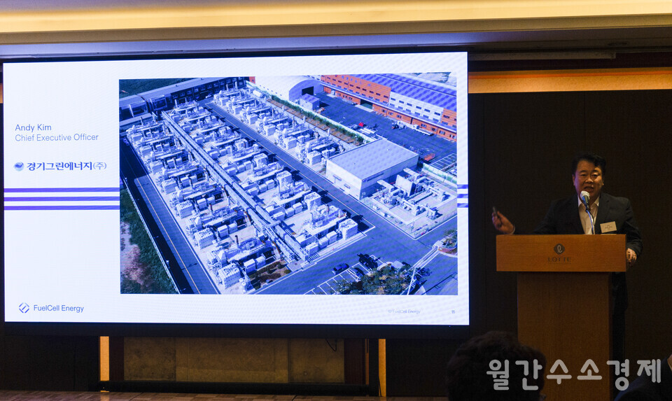 경기그린에너지 김대영 대표가 58.8MW 규모의 MCFC 발전단지에 대해 설명하고 있다.