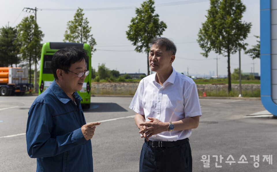강서공영차고지 수소버스 충전소의 이윤호 소장이 조준서 대표에게 충전 현황에 대해 설명하고 있다.