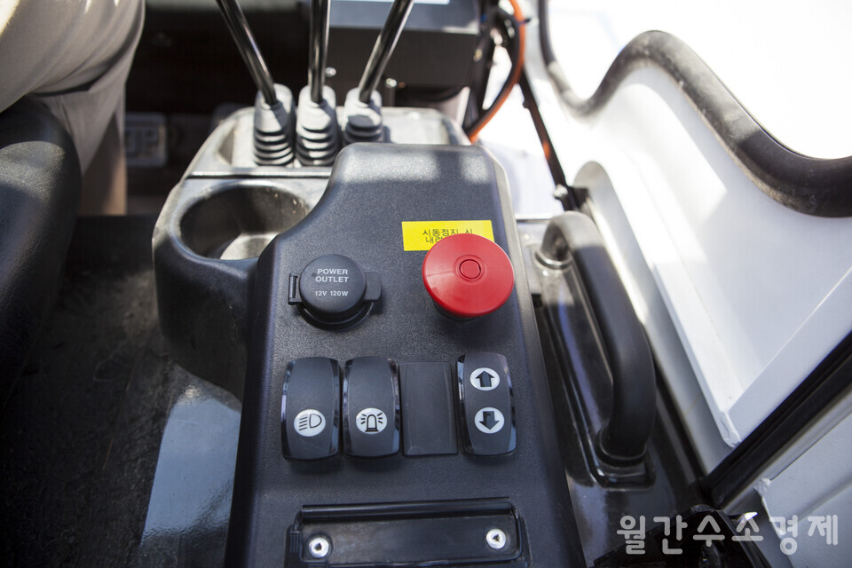 빨간색 버튼이 연료전지 시동 단추로 위로 당기면 켜진다.