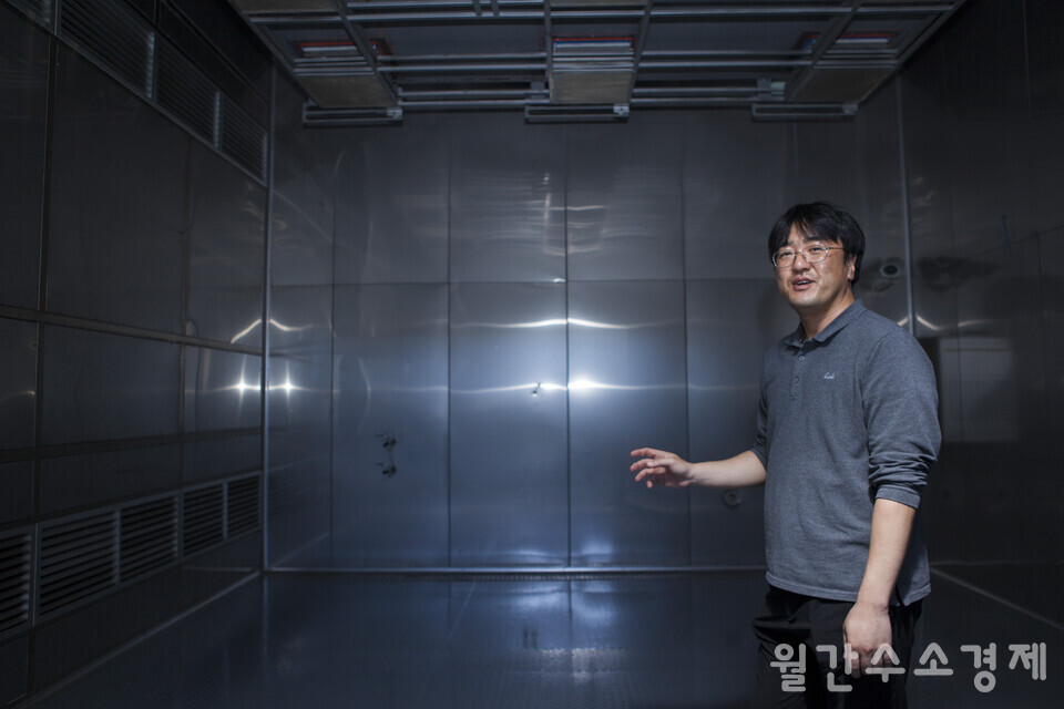 김현호 시험평가인증센터장이 ‘완성차 가혹 환경챔버’에 대해 설명하고 있다. 