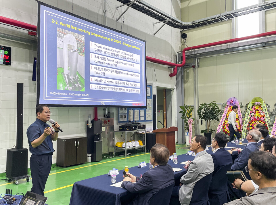에너진의 황인기 대표가 설명회에서 HIP 장비 기술에 대해 발표하고 있다.(사진=에너진)