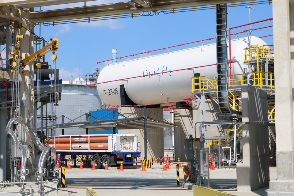 인천 액화수소플랜트에 설치된 액화수소저장탱크.