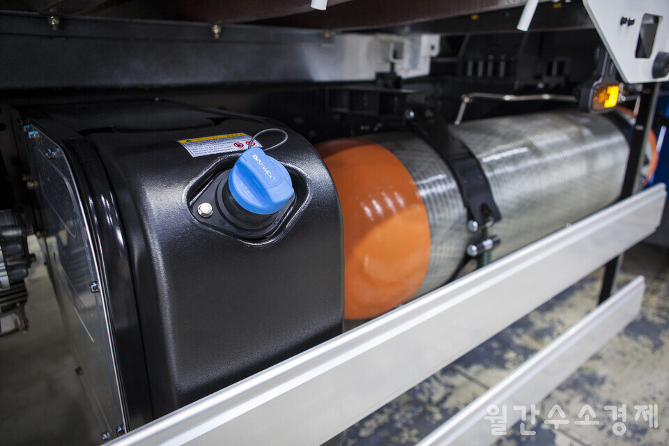 오른쪽 사이드 탱크 왼쪽에 요소수 탱크가 장착돼 있다. 크기는 디젤차량의 절반 수준이다.