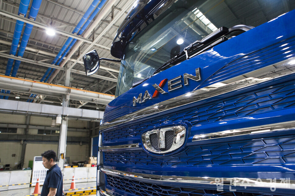 수소엔진을 적용한 상용차는 내연기관 산업을 유지하면서 탙탄소화에 기여할 수 있다.  