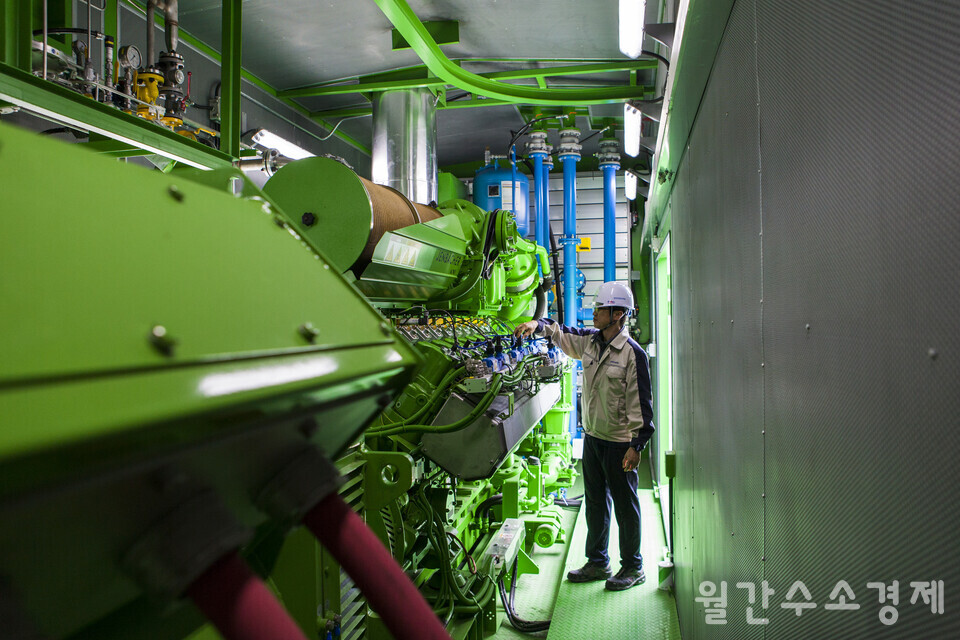 효성중공업 관계자가 수소엔진발전기를 살펴보고 있다.