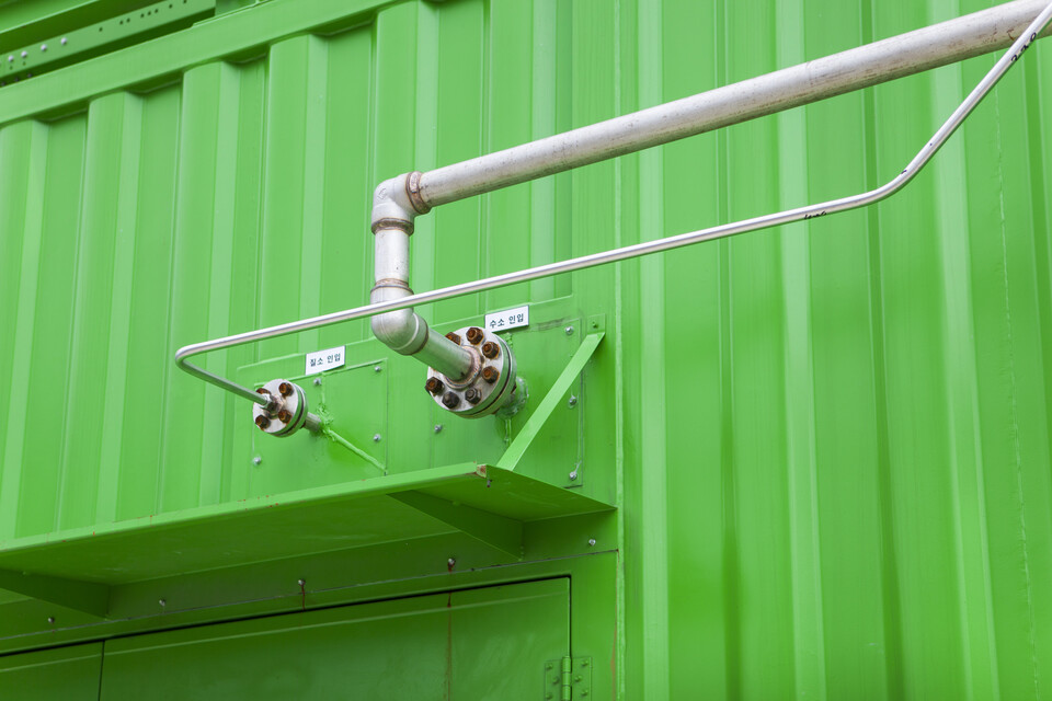 효성중공업 발전용 수소엔진에 수소(오른쪽)와 질소를 공급하는 배관.