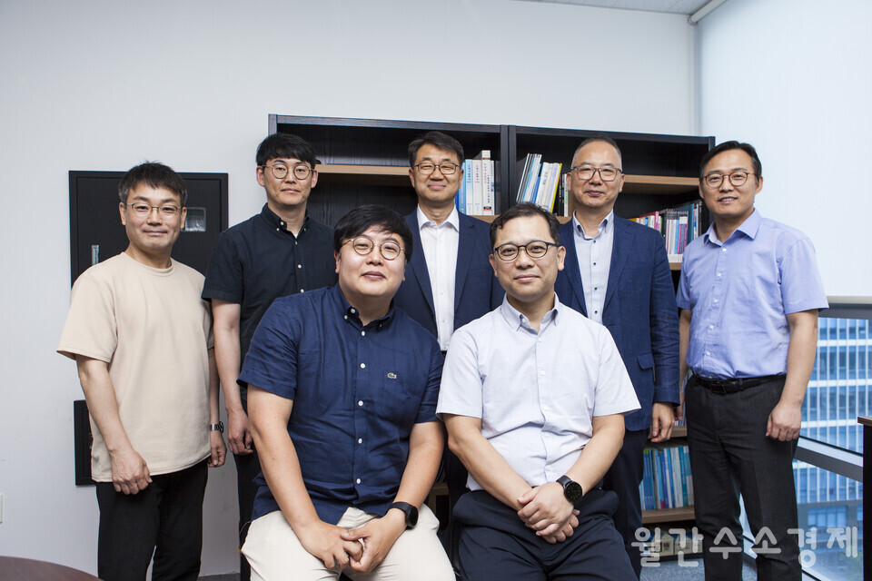 좌담회를 마친 후 기념촬영을 진행했다. (뒷줄 왼쪽 1번째부터 시계방향으로) 이종수 토토 사이트 편집국장, 김성언 한국환경공단 과장, 김영민 에코바이오홀딩스 부사장, 유영돈 고등기술연구원 본부장, 장성혁 수소지식그룹 대표, 이준상 한국환경공단 부장, 서명원 서울시립대 교수. 