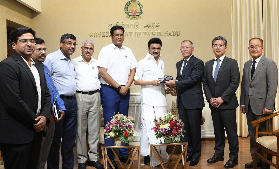지난해 8월 정의선 현대차 회장(오른쪽 세 번째)은 타밀나두주 정부청사에서 M.K.스탈린(M.K.Stalin) 수상을 만나 인도 자동차사업 협력 방안에 대해 협의했다.(사진=현대차)