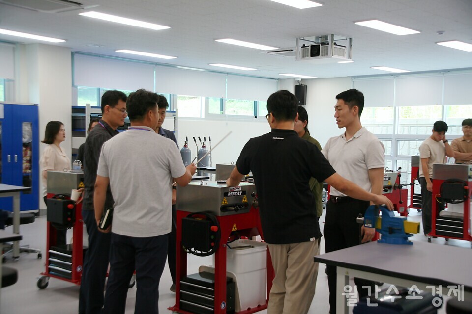 한국가스안전공사 관계자들이 튜빙시공장비를 살펴보고 있다