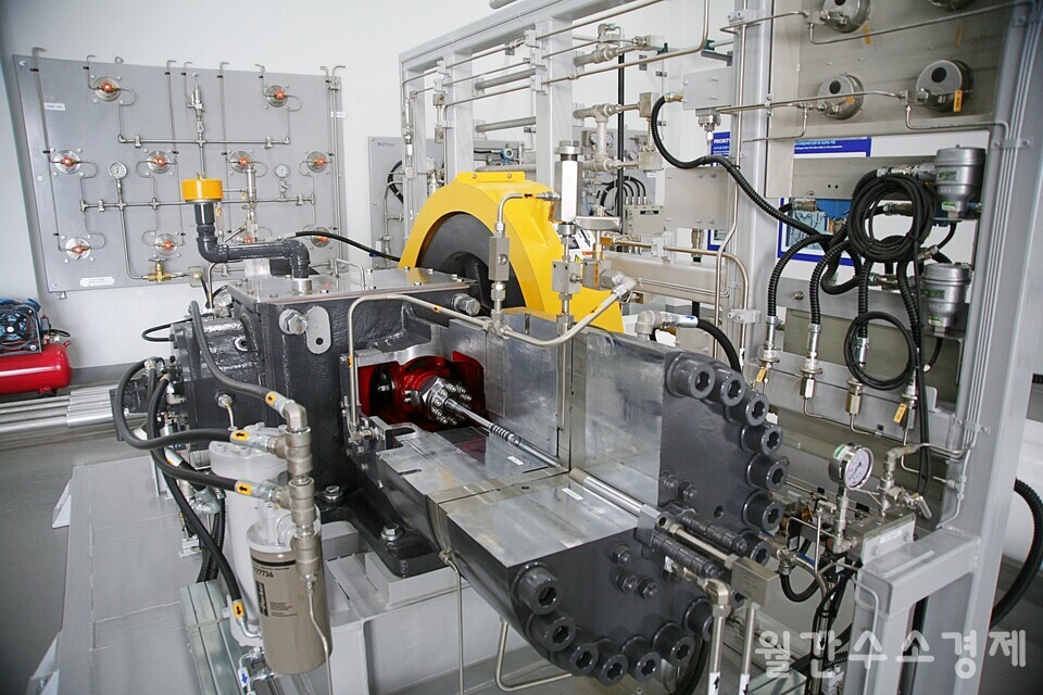 수소충전소 실습장에 설치된 압축기. 압축기 내부를 볼 수 있도록 일부를 절개했다.