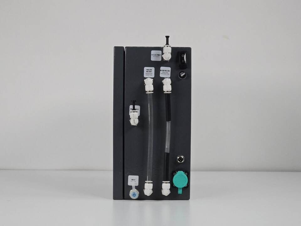 수소발생기 키트의 우측 측면으로 작동상태 확인 튜브, 물잔량 확인 튜브를 갖추고 있다. HHO 가스가 나가는 배출구는 맨 위에 있다.(사진=캠프티)