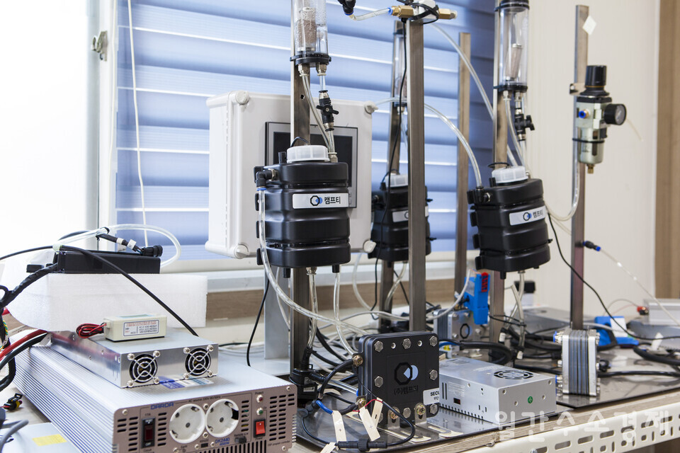 김해 공장 사무실 한쪽에 3kW급 연료전지와 수전해 스택 테스트 장치가 놓여 있다.
