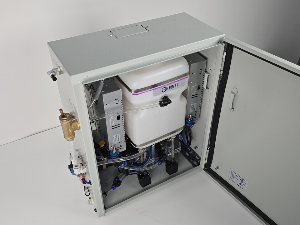 배기량 1만3,000cc 대형트럭용 수소발생기 키트로 하단에 스택 2개가 설치돼 있다.(사진=캠프티)