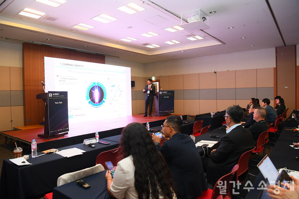 테크 토크 현장에서 인투코어테크놀로지의 플라즈마 기술에 대해 발표하고 있다.