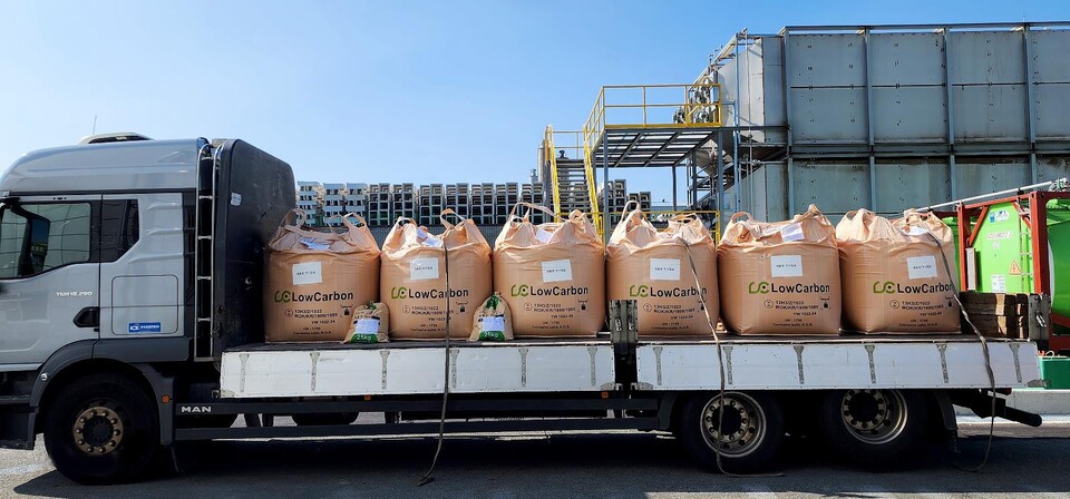 로우카본이 9월 10일 탄소를 포집해 자원화한 제품을 포스코이앤씨에 제공하기 위해 운반하고 있다.(사진=로우카본)