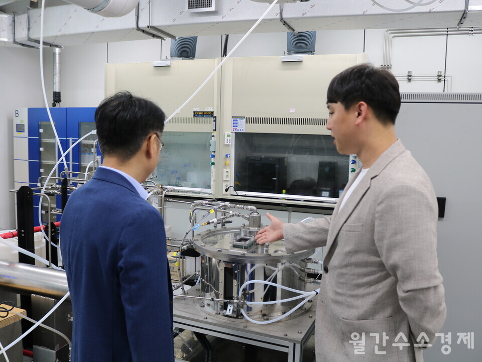 임한권 유니스트 탄소중립실증화연구센터 센터장과 변만희 CTO(오른쪽)가 이야기를 나누고 있다. 