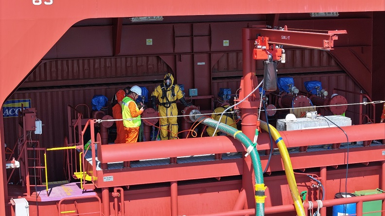 ‘선박 대 선박(STS, Ship-To-Ship)’ 방식의 메탄올 벙커링‧하역 동시 작업 실증이 이뤄지고 있다.(사진=부산항만공사)