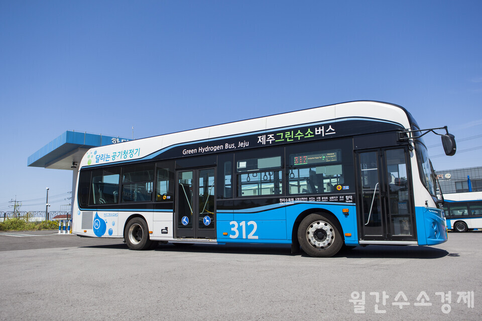 2023년 10월에 국내 최초로 제주에서 운행을 시작한 그린수소 버스. 