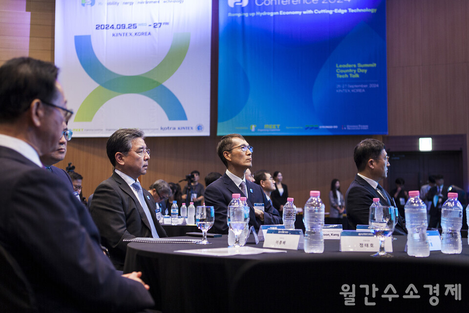 장재훈 현대차 사장, 강남훈 H₂ MEET 조직위원장(중앙)이 개회식에 함께했다.