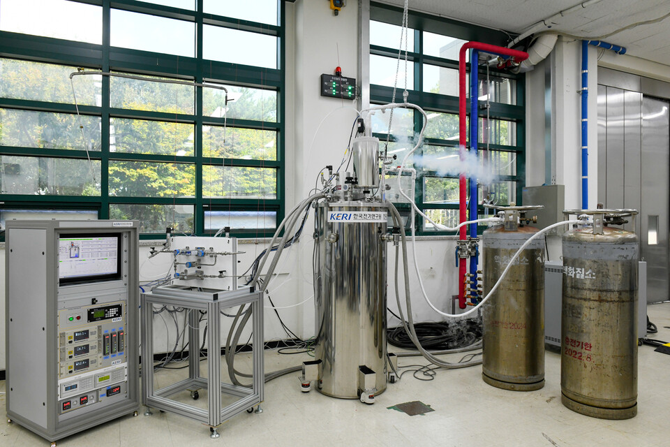 3년 전에 개발한 수소액화기로 ‘제로보일오프’ 기술을 적용했다. 하루에 6kg 정도의 수소를 액화할 수 있다.(사진=한국전기연구원) 