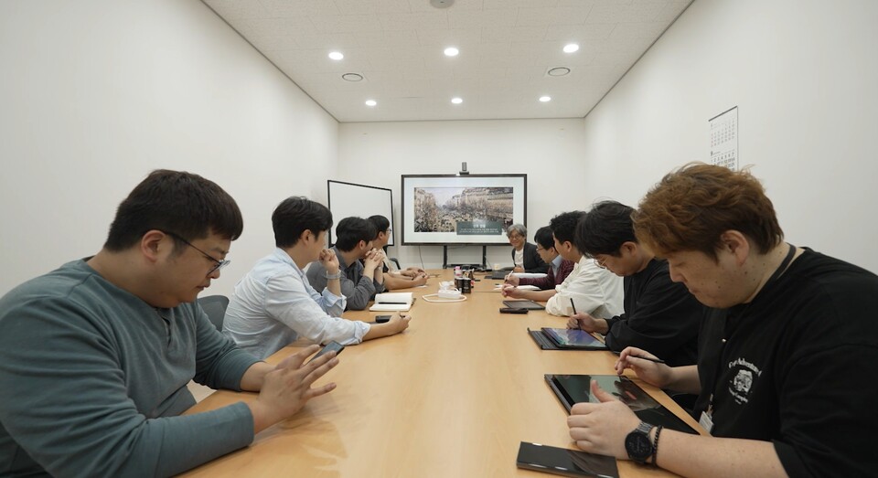 고락길 팀장이 2차 실험 현장을 찾은 업계 관계자에게 브리핑을 진행하고 있다.(사진=한국전기연구원) 