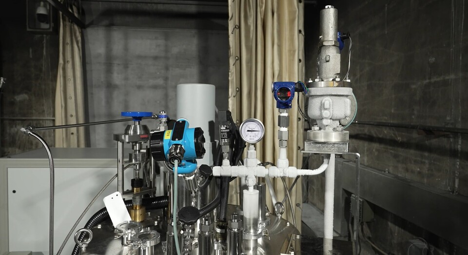 엠티에이치콘트롤밸브의 액체수소용 안전밸브가 오른쪽에 체결돼 있다. 밸브 전단에 하얀 서리가 껴 있다.(사진=한국전기연구원)