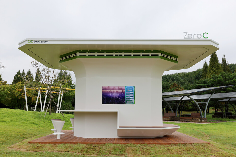 서울에너지드림센터 잔디마당에 설치된 로우카본의 탄소포집기 ‘Zero C’. 벤치 형태로 제작해 휴식공간을 제공한다.(사진=로우카본)