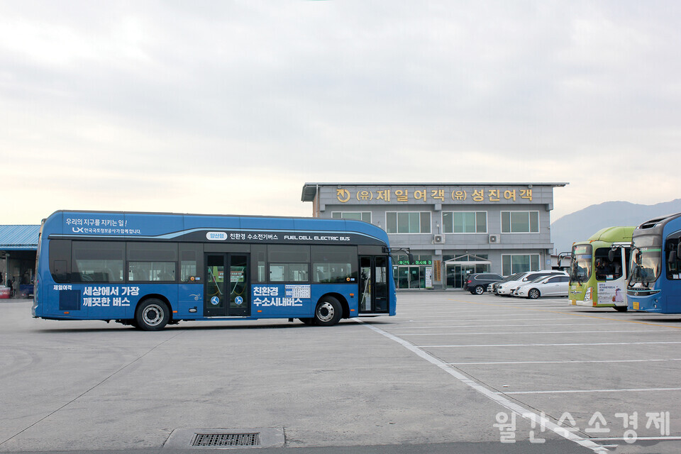 전주에서 운행 중인 수소시내버스가 차고지로 들어오고 있다.