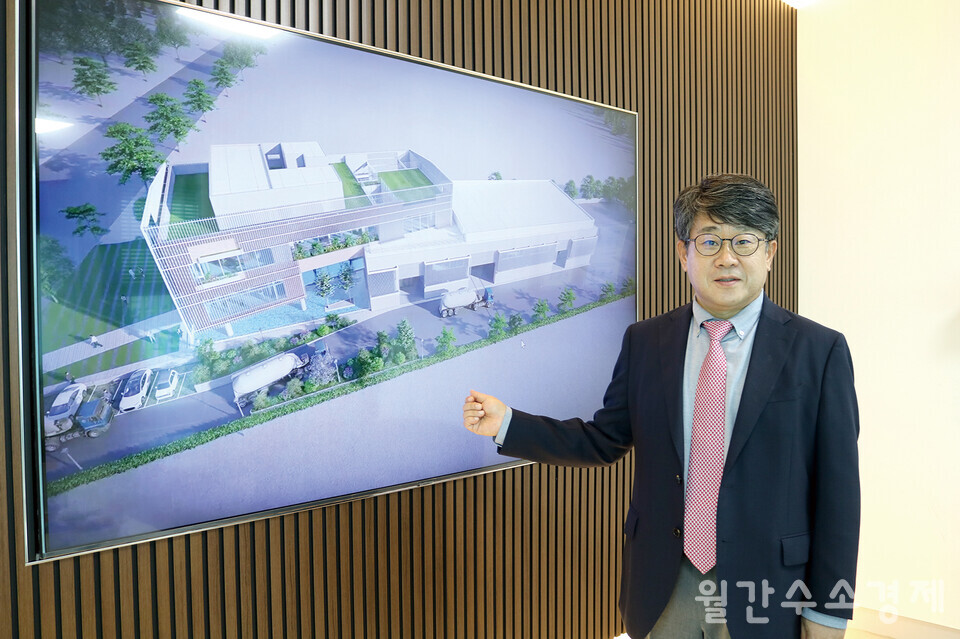 이제명 수소선박기술센터장이 친환경 수소연료선박 R&D 플랫폼을 설명하고 있다