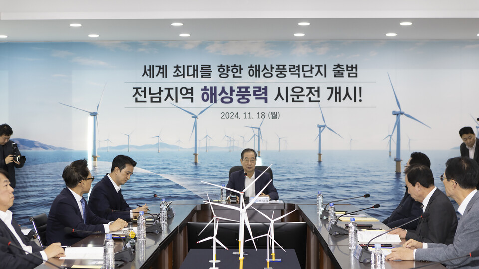 한덕수 국무총리가 11월 18일 전남 목포시 목포신항만에서 열린 해상풍력발전 간담회에서 발언하고 있다. 사진 왼쪽에 추형욱 SK이노베이션 E&S 사장이 앉아 있다.(사진=SK이노베이션 E&S) 