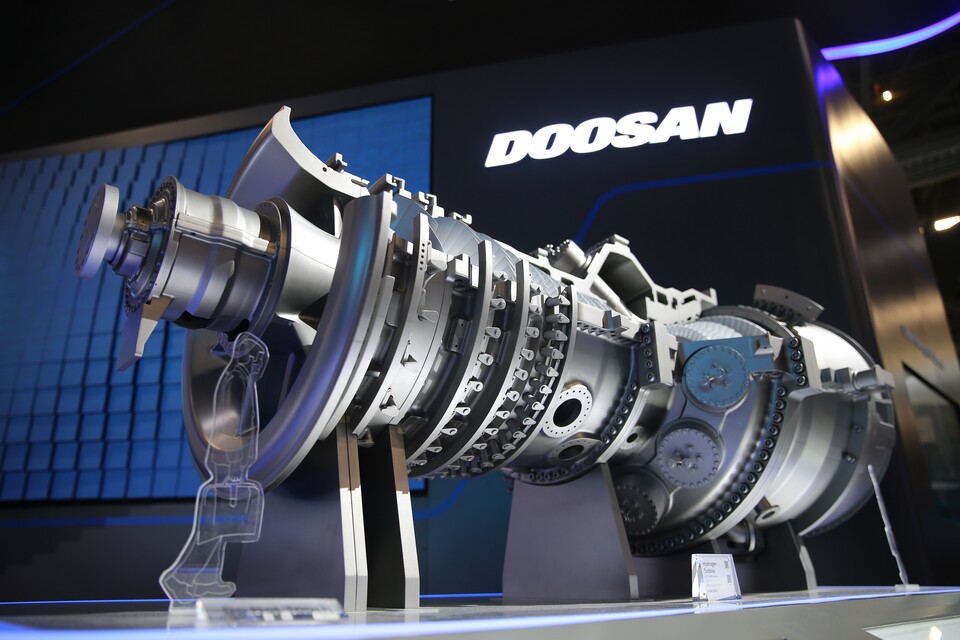 두산에너빌리티가 ‘CES 2024’에서 선보인 수소터빈 모형. 두산에너빌리티는 세계 다섯 번째로 개발에 성공한 발전용 가스터빈을 기반으로 수소터빈을 개발 중이다.(사진=두산에너빌리티)