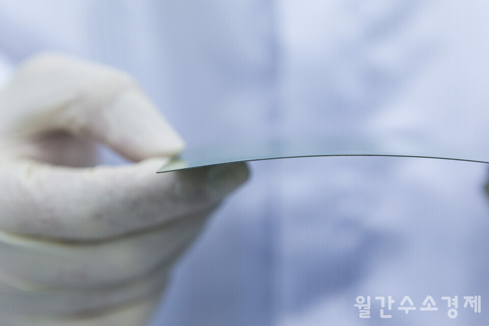 연구원이 400μm 두께의 하프셀을 들고 있다.