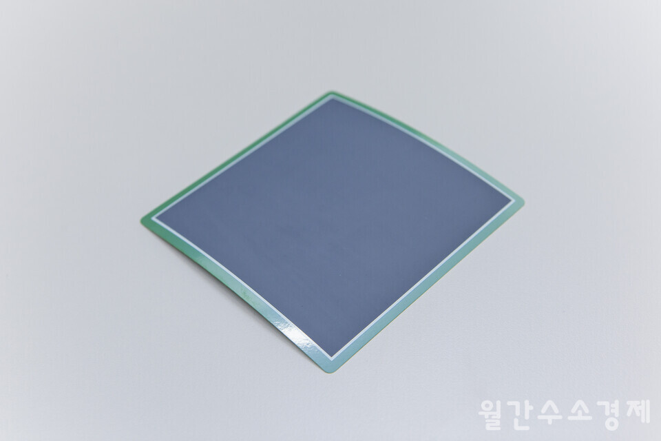 하이덴코에서 개발한 단전지. 두께가 얇아 가운데가 휘어 있지만, 스택 체결에는 아무런 문제가 없다.