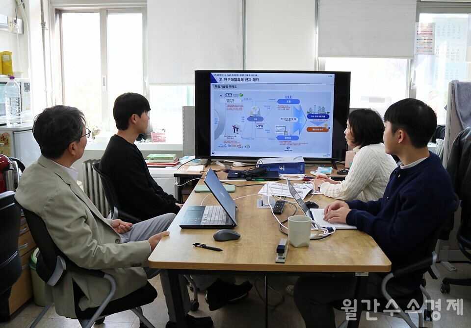 황용우 교수(왼쪽 1번째)가 연구원들과 ‘국토교통분야 수소기술의 전과정평가 플랫폼 구축 사업’을 논의하고 있다.