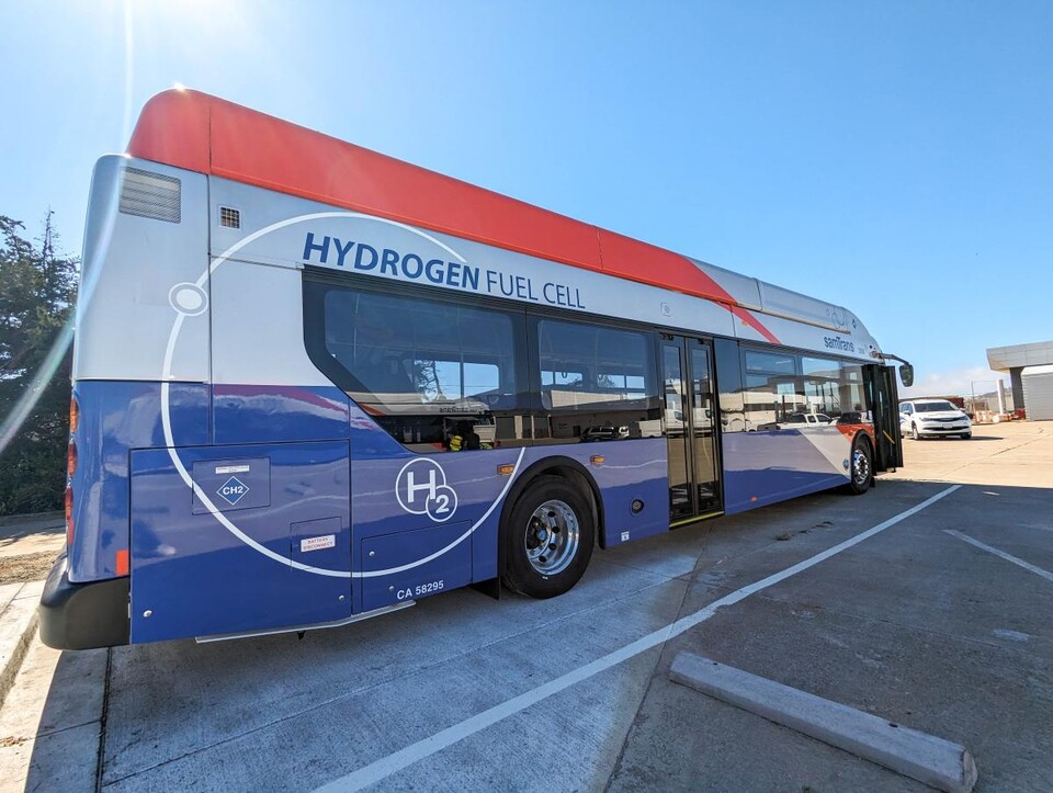 사우스 샌프란시스코의 SamTrans North Base 시설에 정차한 엑셀시오르 수소버스.(사진=SamTrans)