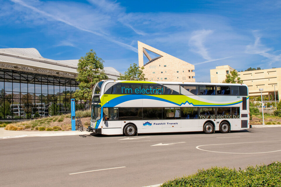 풋힐 교통이 북미 최초로 도입한 알렉산더 다니엘 사의 이층전기버스.(사진=Foothill Transit)