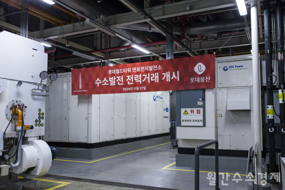 두산퓨얼셀의 ‘PureCell M400’ 제품 두 기 사이에 플래카드가 걸려 있다. 미국 유나이티드 테크놀로지스의 자회사였던 UTC파워의 원천기술을 기반으로 한 제품으로, 2016년 설치 당시 컨테이너박스를 그대로 쓰고 있다. 내부의 스택, 개질기 등을 2022년에 새로 교체해 운용하고 있다. 