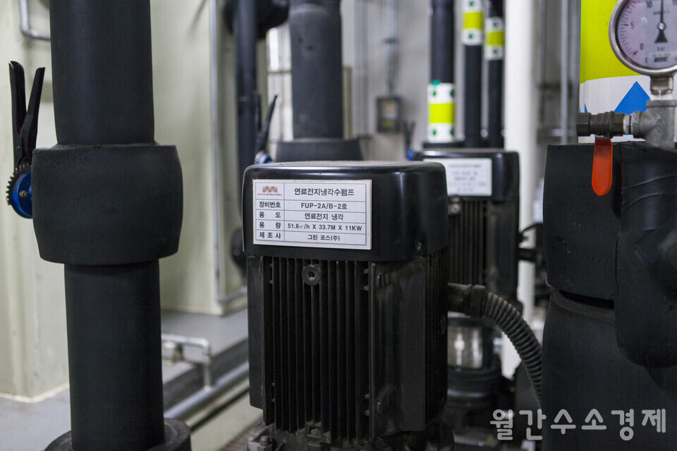 연료전지 냉각수 펌프로 건물 외부에 설치된 냉각탑과 냉각수를 활용해 연료전지 내부의 열을 식하게 된다.