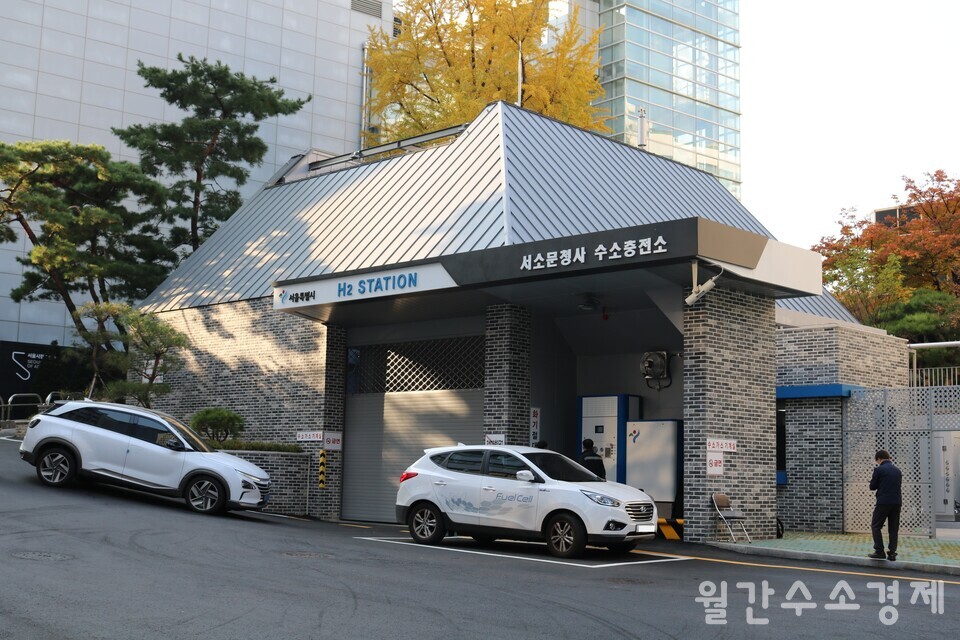 다른 수소충전소보다 더 많은 안전장치가 설치된 서소문 수소충전소.