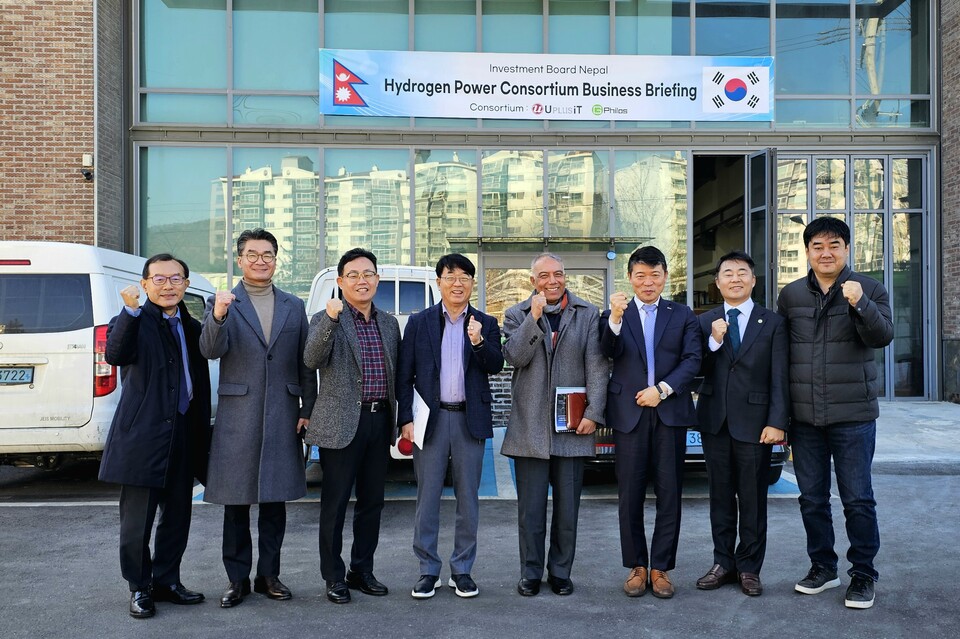 지필로스는 2024년 12월 본사를 방문한 네팔 투자청 관계자들에게 수력 분야 P2G 기술·사업 협력 의지를  밝혔다. (사진=지필로스) 
